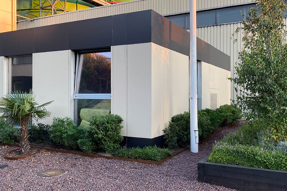 Exterior oficina prefabricada.