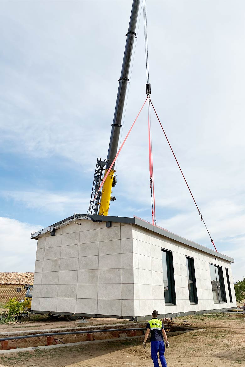 Transporte casa modular moderna.